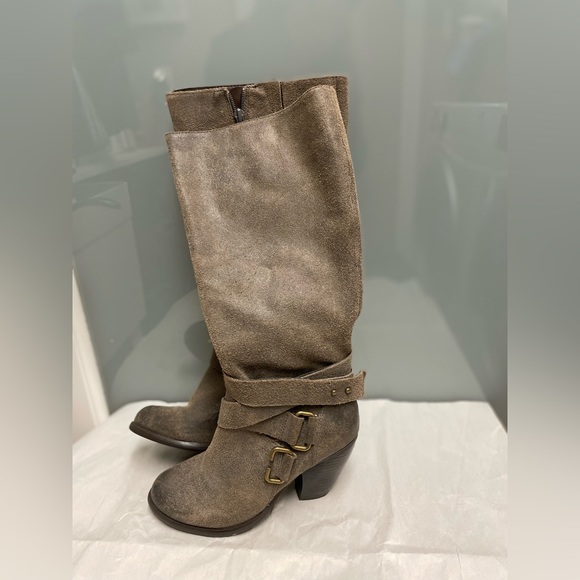 Women’s size 4. Great condition. - Picture 2 of 7